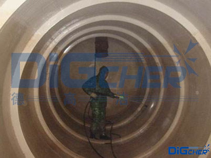 人工清洗油罐車